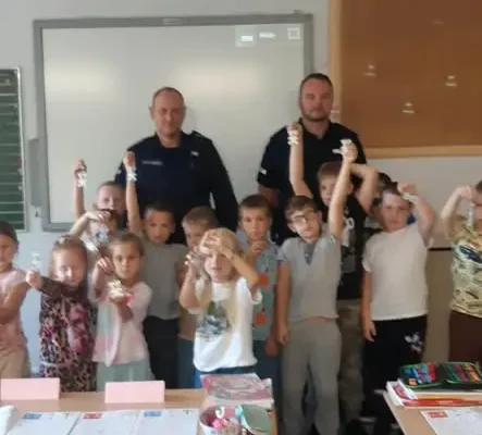 Policjanci z Gronowa Elbląskiego uczyli pierwszaków bezpiecznego poruszania się po drogach