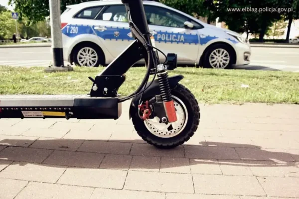 Elbląg: 15-latek na hulajnodze zderzył się z autem na Mickiewicza