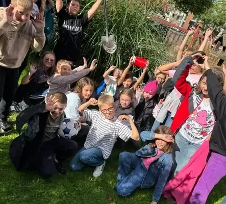 Kapsuła czasu klasy 4B – listy do przyszłego „ja” zakopane na terenie szkoły