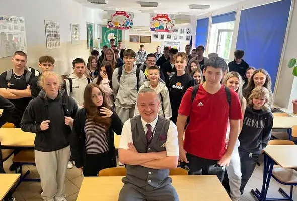 Pasłęczanin z USA poprowadził lekcję angielskiego w szkole