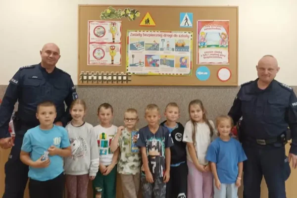 Policjanci z Gronowa Elbląskiego uczyli pierwszaków z Żurawca bezpiecznego poruszania się po drodze