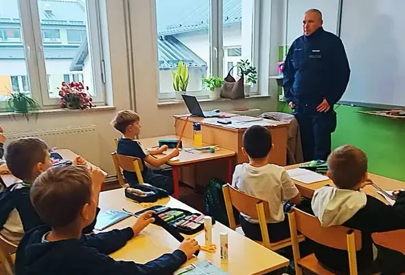 Policjanci z Młynar uczą dzieci bezpieczeństwa na drodze