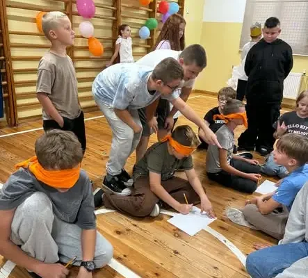 Dzień Chłopaka w rytmie disco – szkolna dyskoteka pełna wrażeń