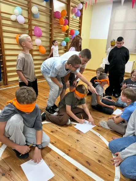 Dzień Chłopaka w rytmie disco – szkolna dyskoteka pełna wrażeń