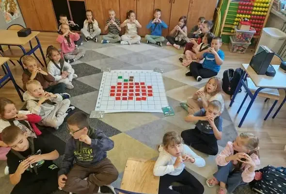 Dzień Jabłka w klasach pierwszych: kompoty, sztuka i kodowanie