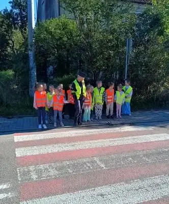 Młynary: policjanci uczyli pierwszaków bezpiecznego przechodzenia przez jezdnię