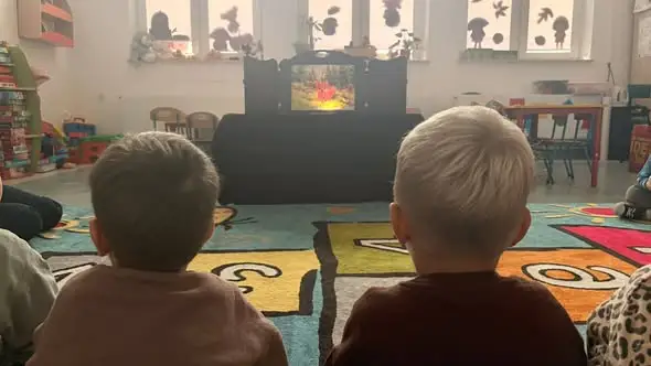 Biblioteczne spotkanie z przedszkolakami – radość, teatrzyk i wyjątkowa niespodzianka