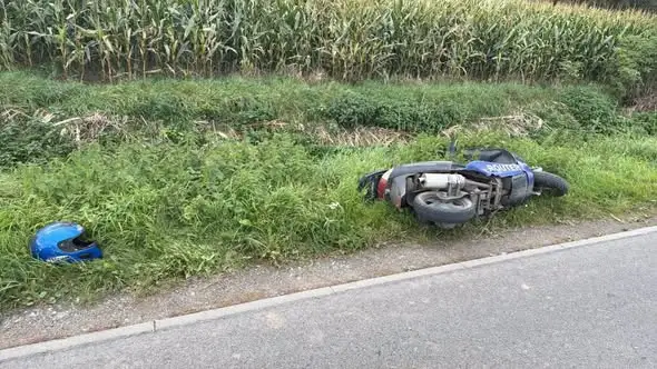 Raczki Elbląskie: pijany motorowerzysta z zakazem uderzył w rowerzystę