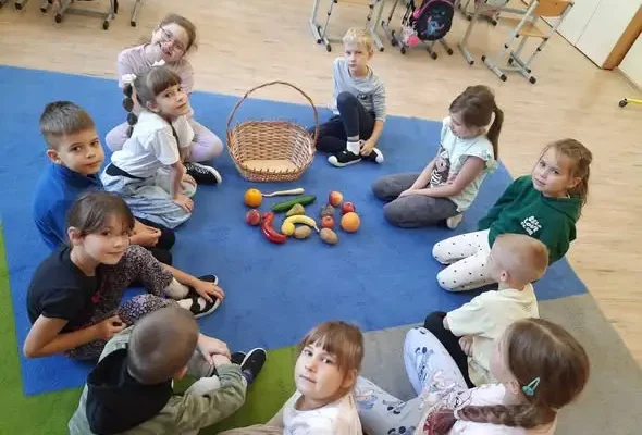 Pierwszaki z Elbląga uczyły się matematyki na… straganie z warzywami
