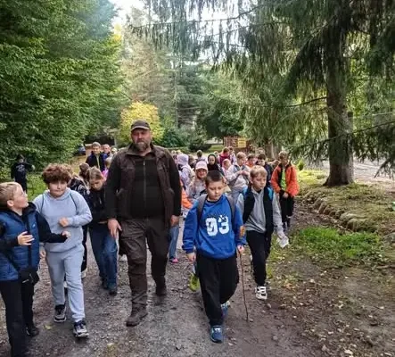 Uczniowie klas 3a i 3c ze Szkoły Podstawowej nr 1 w Elblągu na wycieczce w Nadleśnictwie Zaporowo