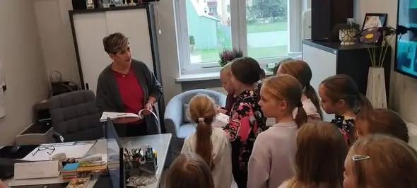 Dzień Edukacji Narodowej w Elblągu: uczniowie klasy 2A wcielili się w rolę Pani Minister Edukacji