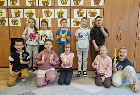 Owocowa lekcja zdrowia w klasach 1b i 1c – szaszłyki, samodzielność i wspólna degustacja