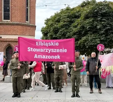 Wolontariusze ze Szkoły Podstawowej nr 4 w Elblągu na Marszu Amazonek