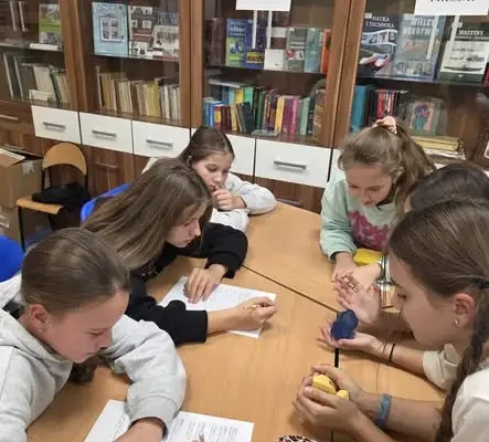 Noc Bibliotek w klasie 5a – uczniowie uczyli się odróżniać prawdę od fałszu
