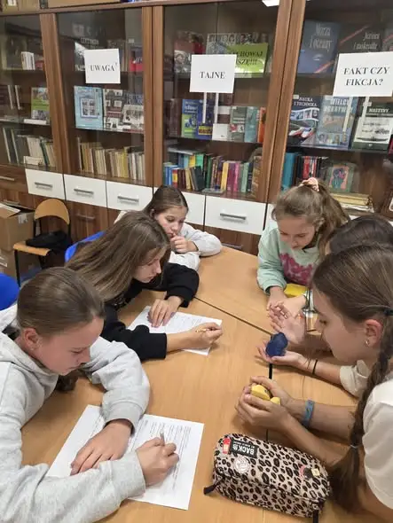 Noc Bibliotek w klasie 5a – uczniowie uczyli się odróżniać prawdę od fałszu