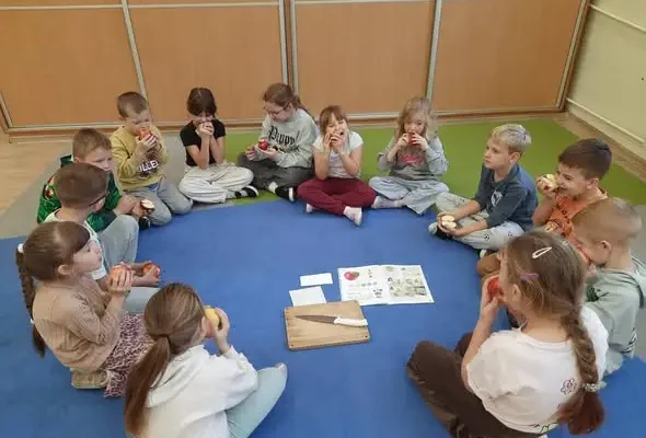 Jabłko na lekcji: pierwszoklasiści z Elbląga poznawali świat wszystkimi zmysłami