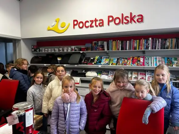 Uczniowie klasy 3c odkrywali tajniki pracy poczty