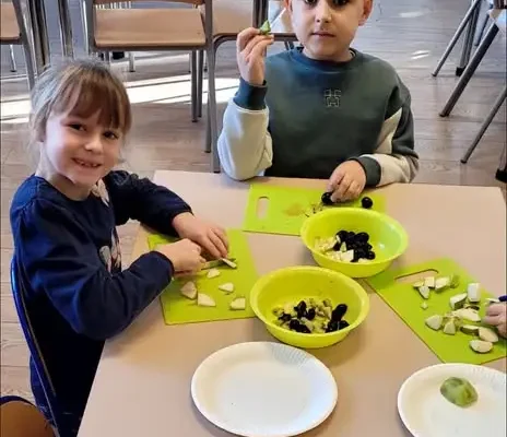 Mali kucharze w świetlicy SP1 Elbląg – sałatka owocowa i wspólna degustacja
