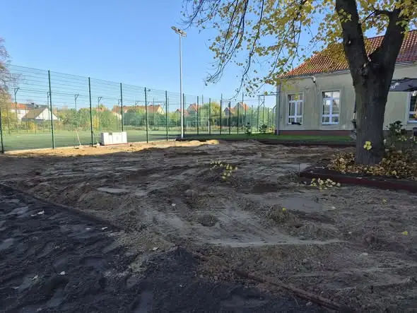 Ruszyły prace przy nowym placu zabaw w elbląskiej Szkole Podstawowej nr 14