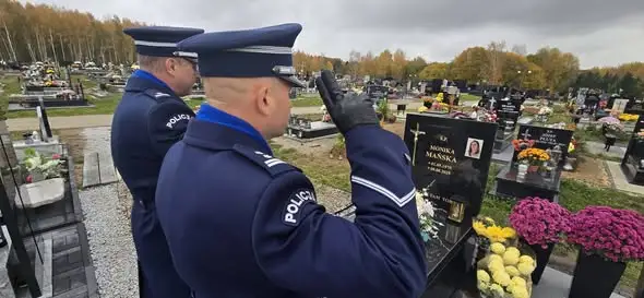 Elbląg: policjanci zapalili znicze na grobach zmarłych kolegów