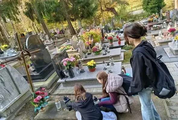 Wolontariusze Caritas porządkowali opuszczone groby przed Wszystkimi Świętymi