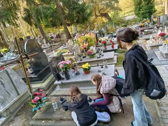 Wolontariusze Caritas porządkowali opuszczone groby przed Wszystkimi Świętymi