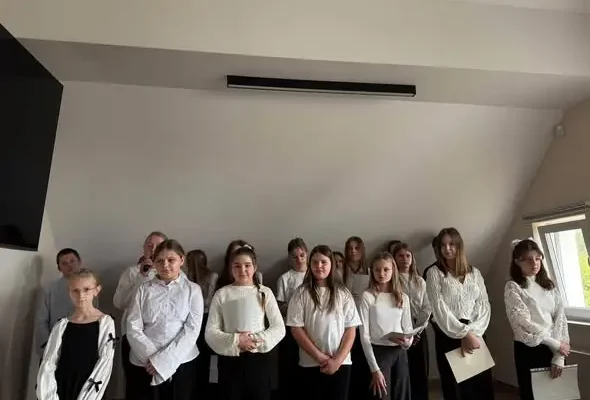 Dzień Papieski w Zwierznie – uczniowie zaprezentowali program słowno-muzyczny