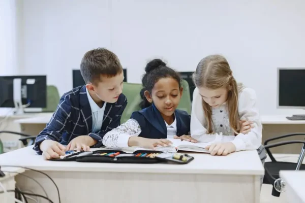 Uczniowie Szkoły Podstawowej nr 12 w Elblągu uczcili urodziny patrona Michała Kajki